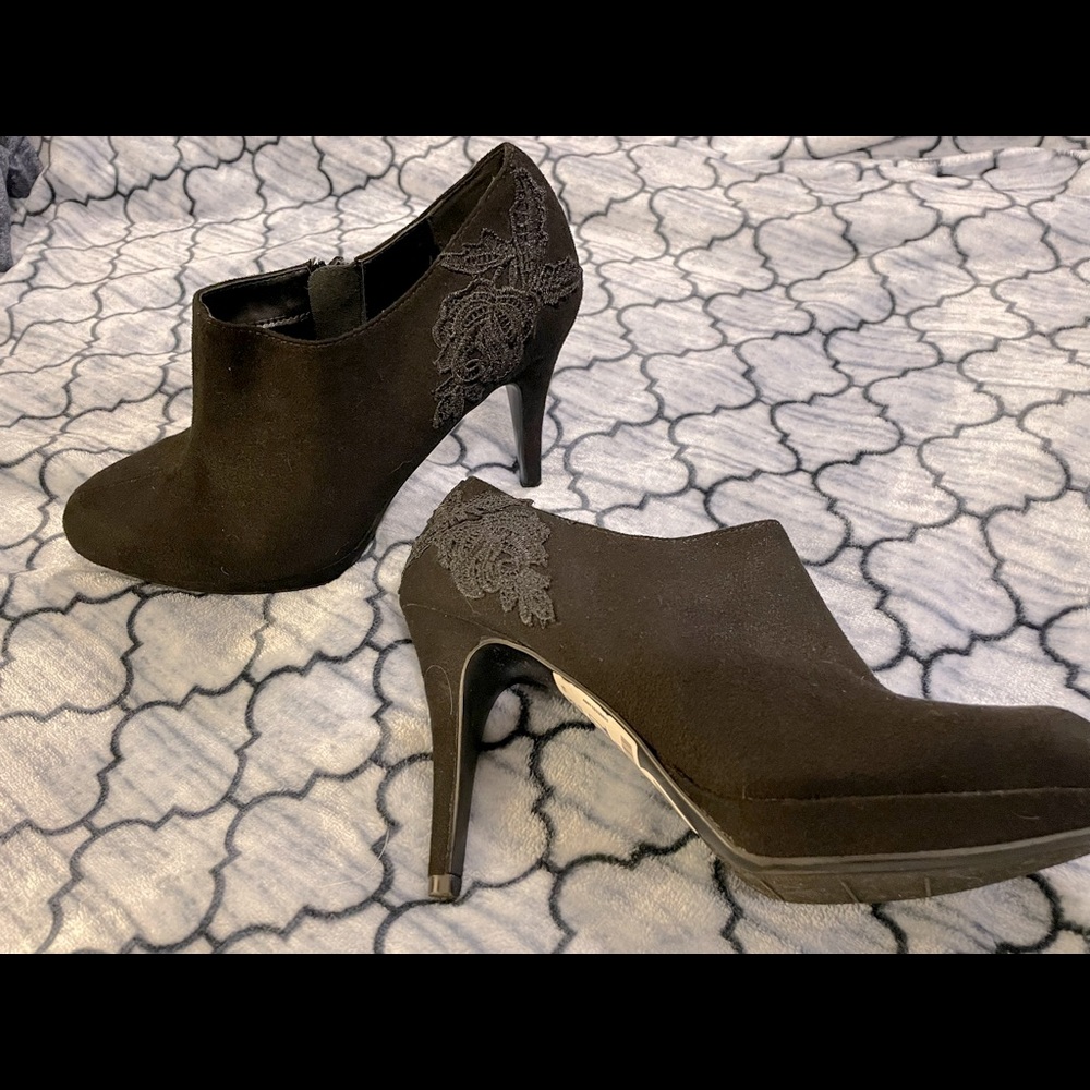 size 8 wide bootie with heel & lacy flowers NWT